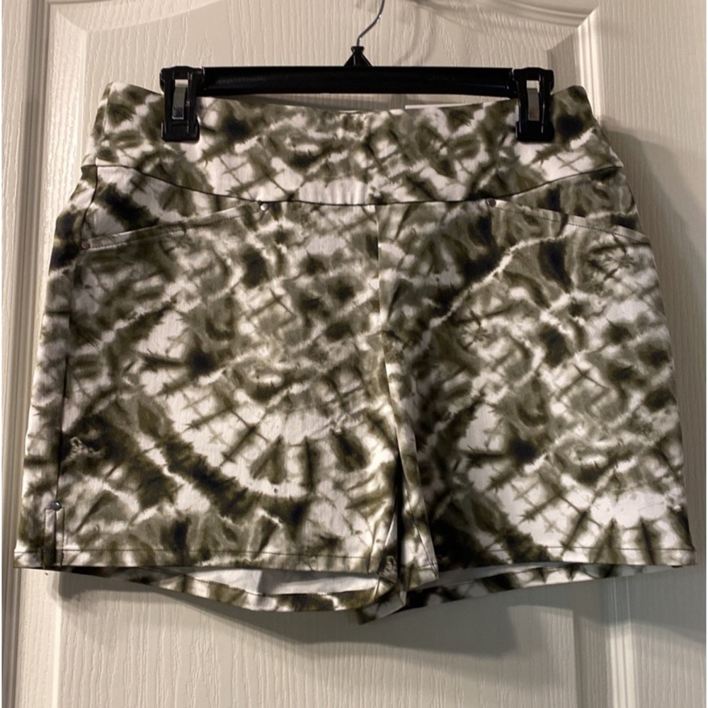 INC Women’s pull on mid-rise shorts in size 4